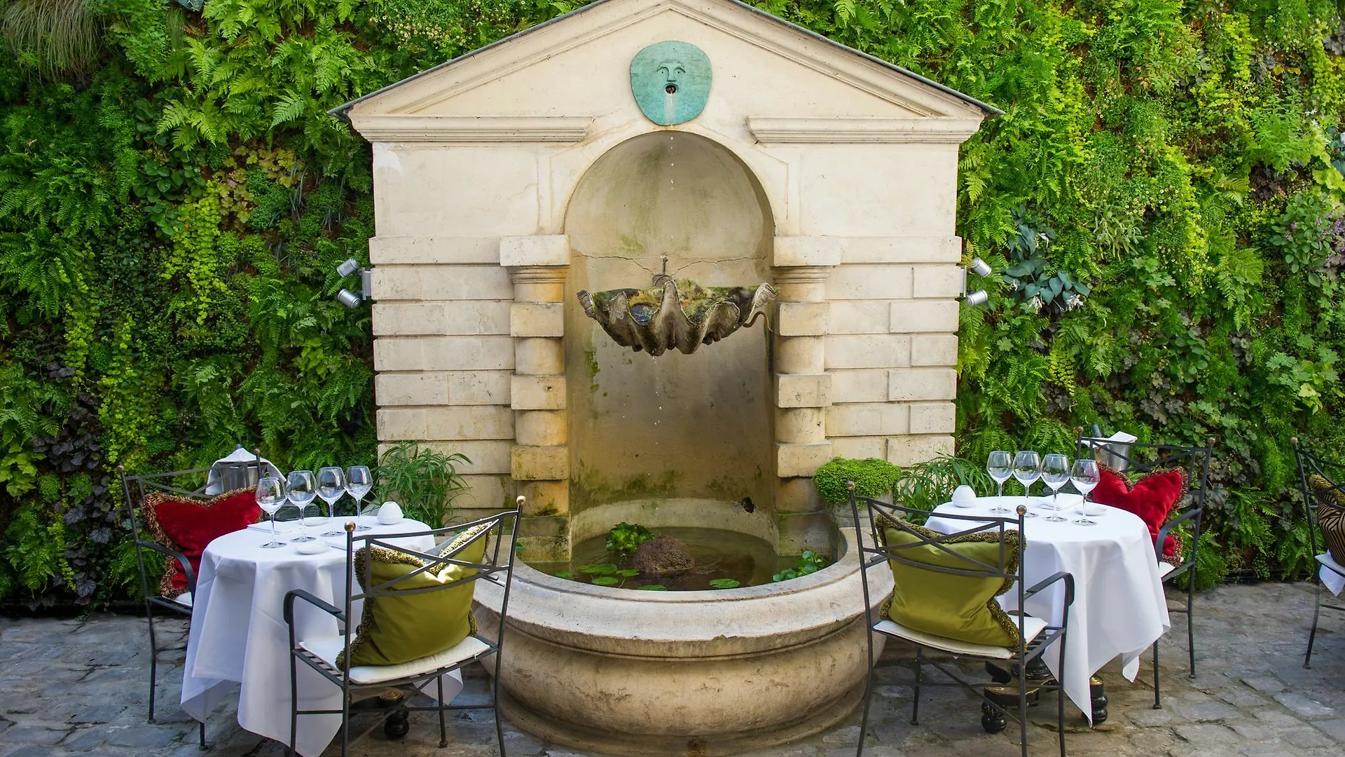 ***** Hotel L'Hotel Paris France