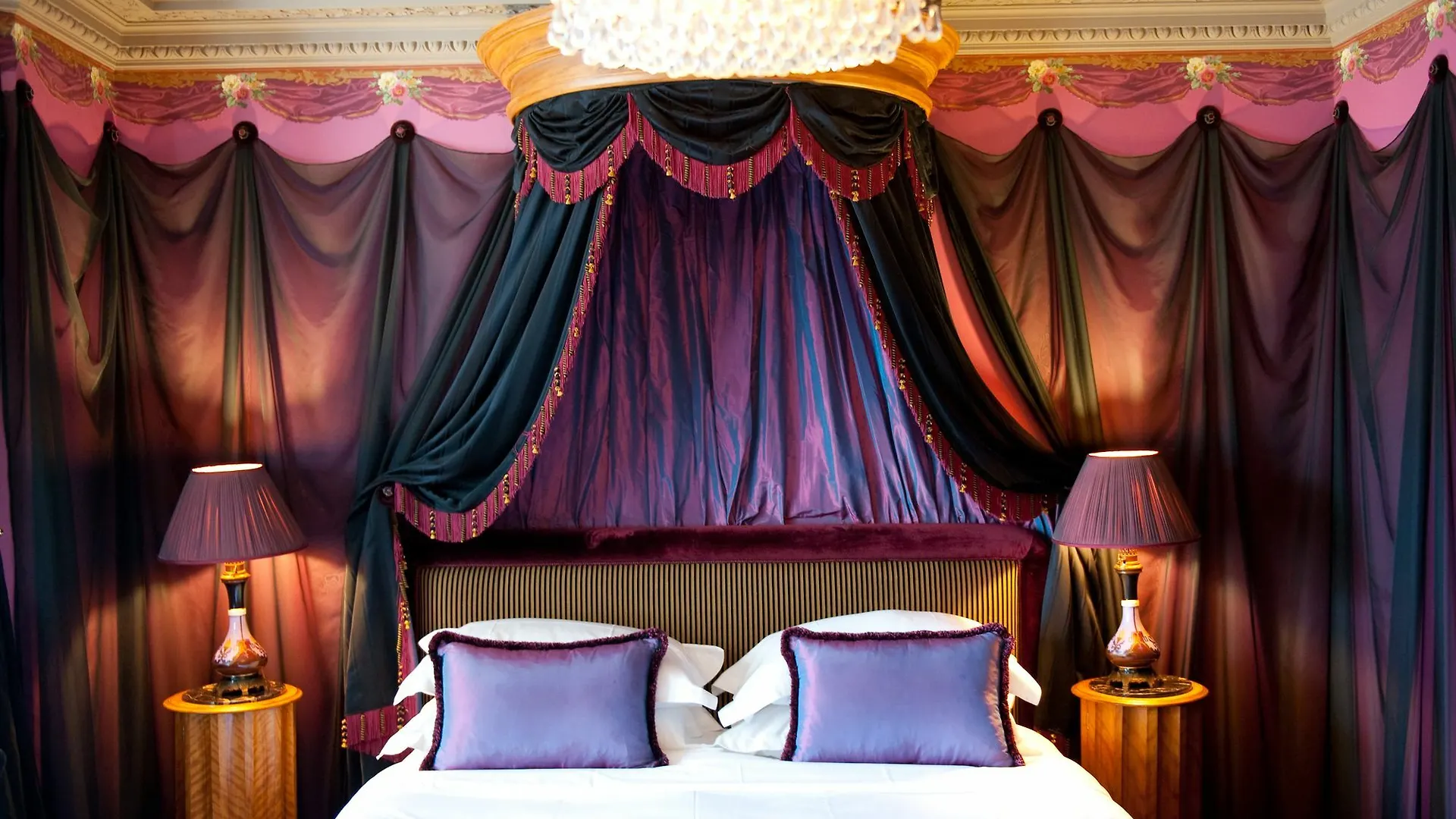 ***** Hotel L'Hotel Paris France