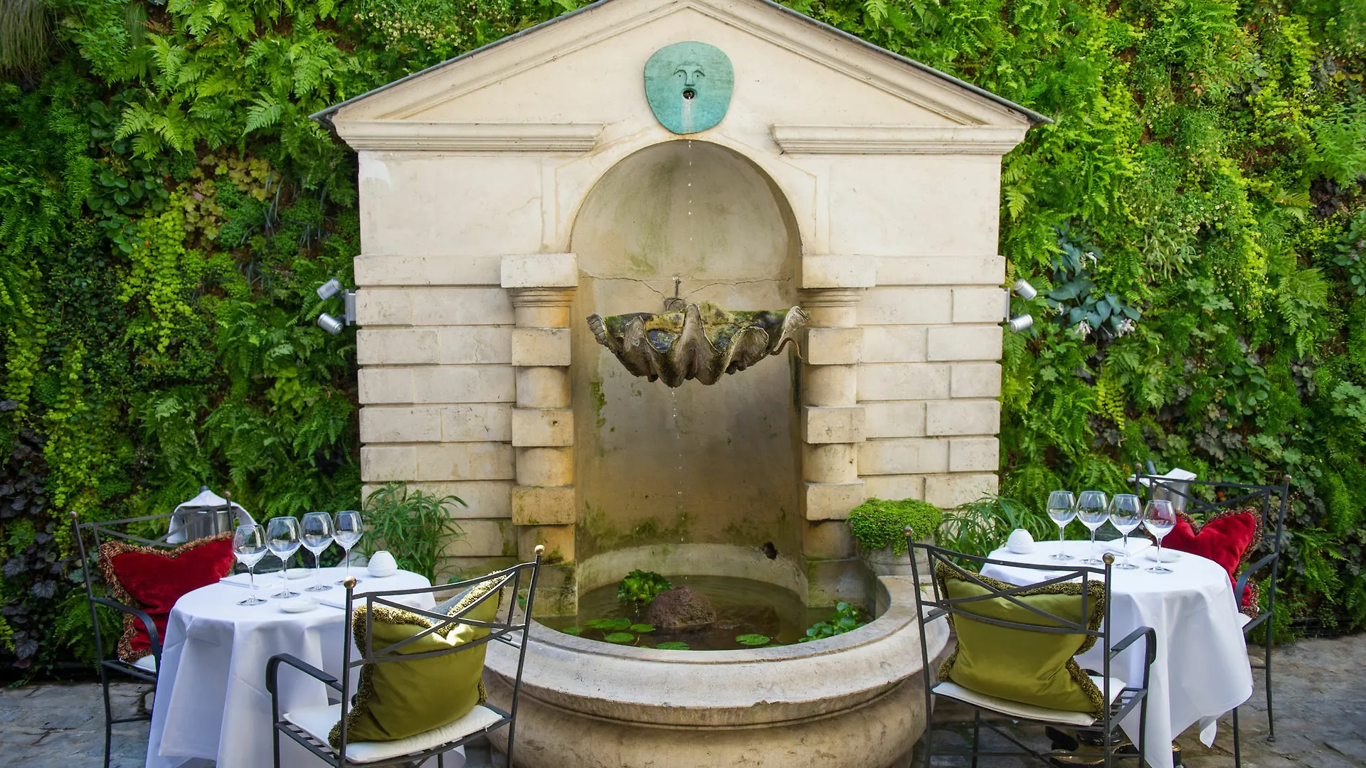 ***** Hotel L'Hotel Paris France